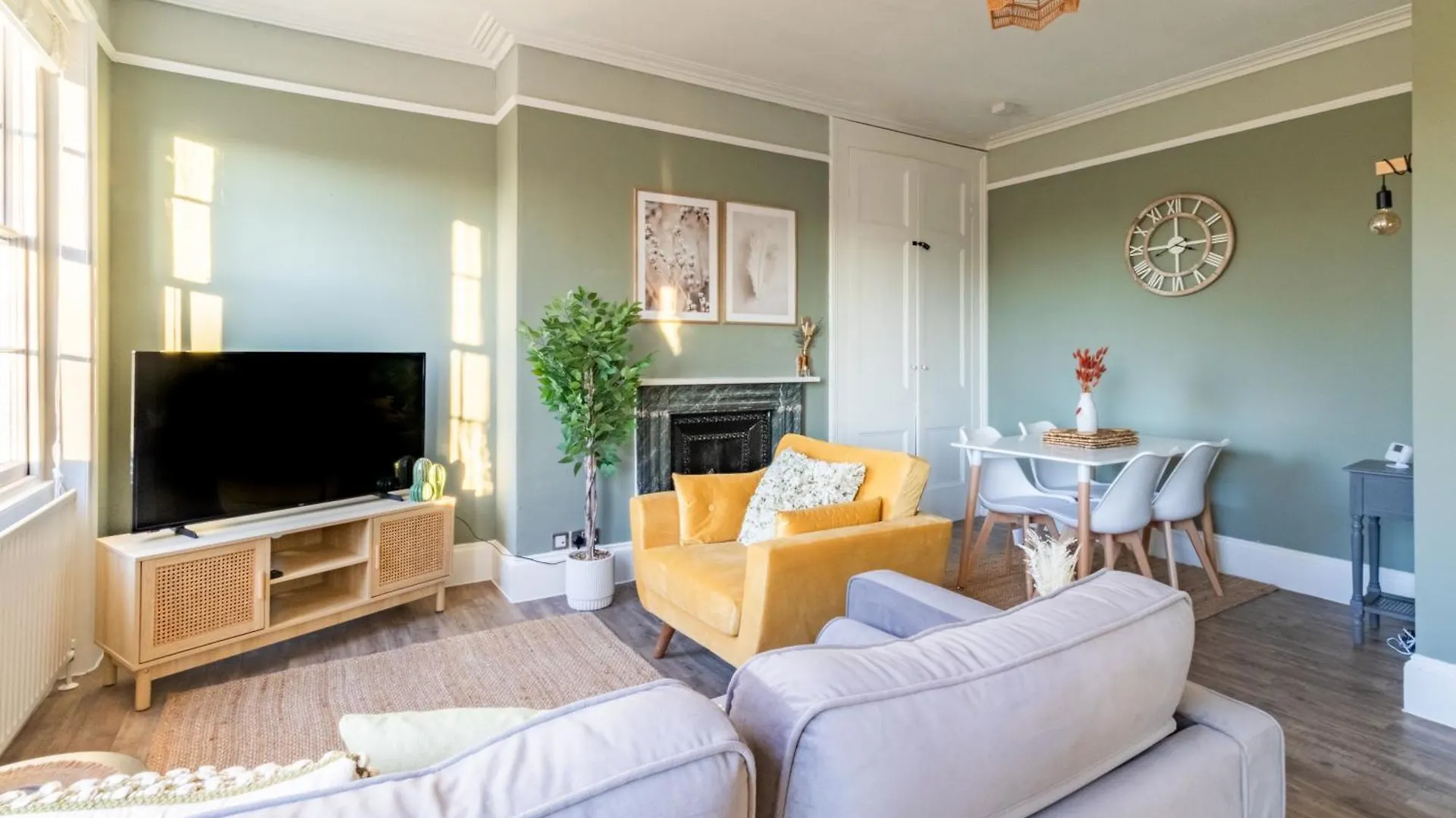 Clarence Square Penthouse Apartment GLOUCESTERSHIRE 0*,  United Kingdom